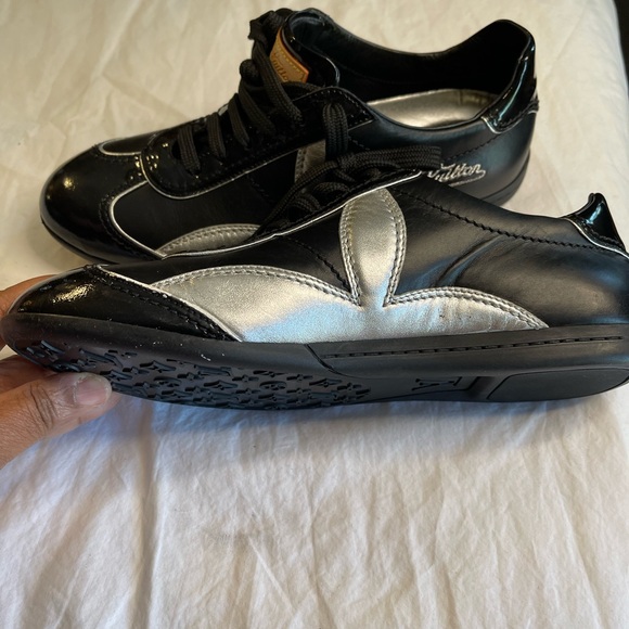 Authentic Louis Vuitton Ladies Sneakers, size (37) - Picture 3 of 16